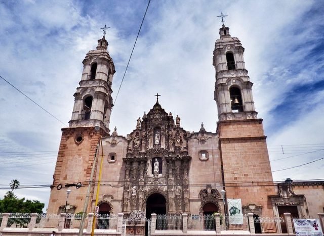 Templo_del_Santuario_de_Nuestra_Señora_de_Guadalupe,_Aguascalientes,_Ags.
